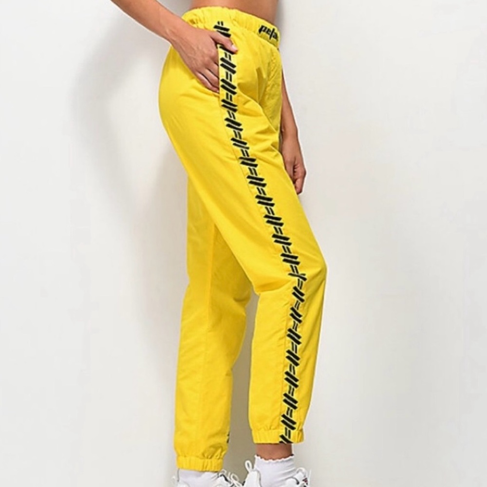 Petals and peacocks yellow track pants size small